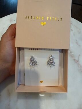 CARLA CRYSTAL STUD EARRINGS